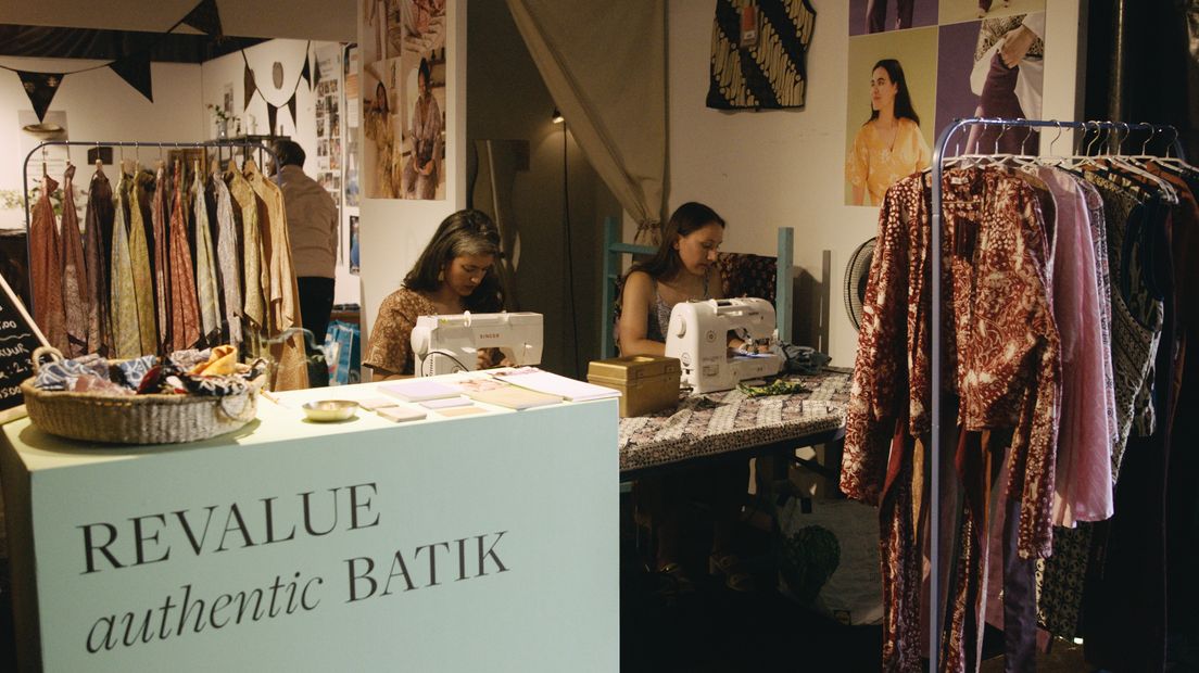 Myrthe en Romée in het atelier.
