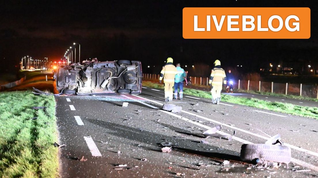 Eén van de auto's kwam op de zijkant tot stilstand.