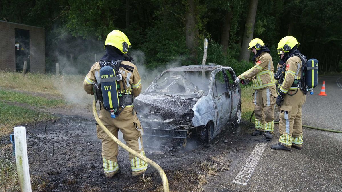 Auto brandt uit, inzittenden ontsnappen op tijd