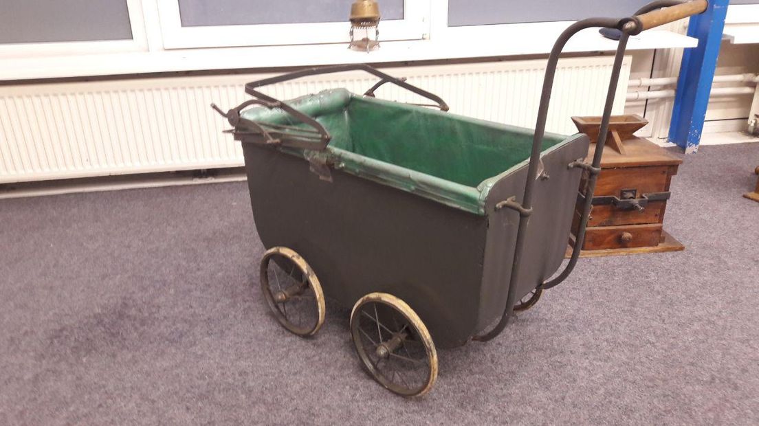 Een oude kinderwagen uit de collectie Schonewille (Rechten: Erwin Kikkers/RTV Drenthe)