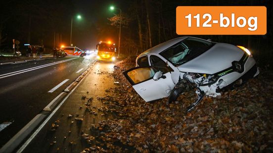 auto eindigt op talud na aanrijding • ravage op A326 door botsing. auto eindigt op talud na aanrijding • ravage op A326 door botsing.