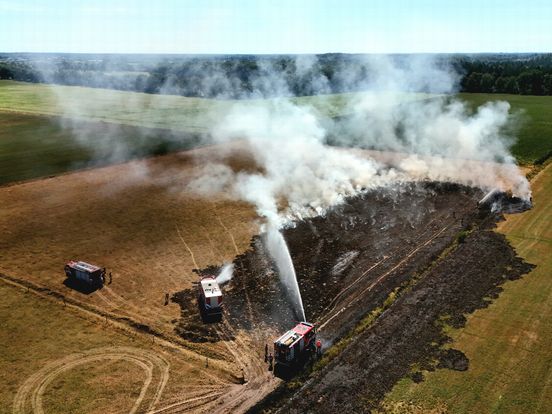 Brand uitgebroken op akker bij Ruinen