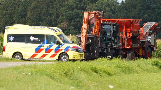 Fietsster omgekomen bij botsing met landbouwvoertuig in Zwinderen.