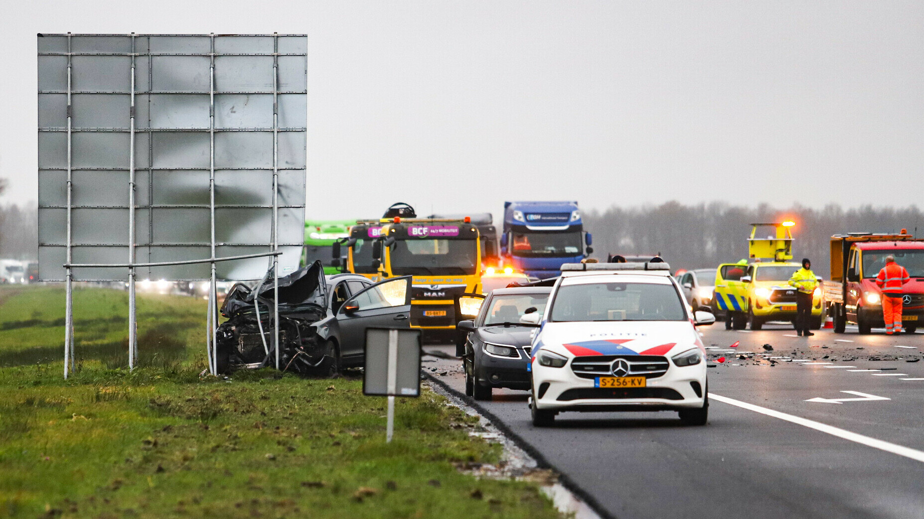 Vrouw zwaargewond na ongeluk met meerdere auto's op A7 tussen Joure en Heerenveen