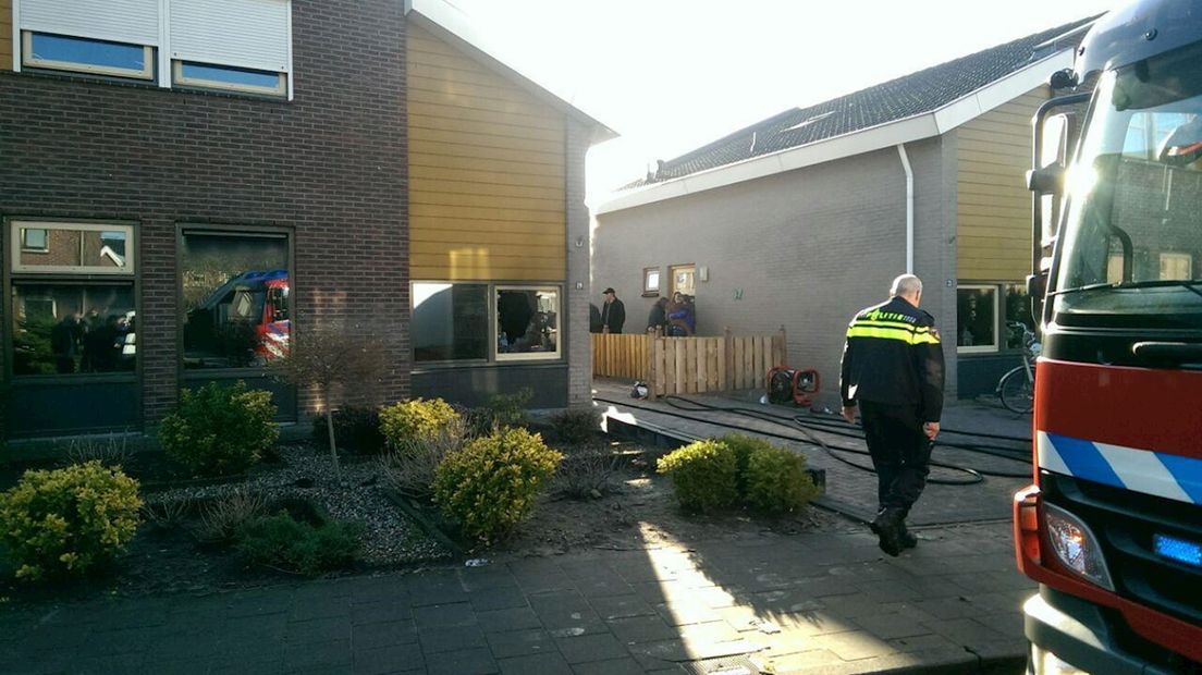 Brandweer aanwezig bij brand in woning te Vroomshoop