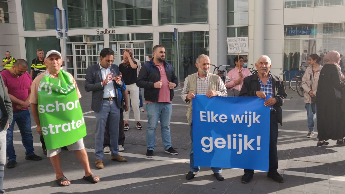 Enkele tientallen mensen protesteerden donderdag in Den Haag tegen troep op straat.