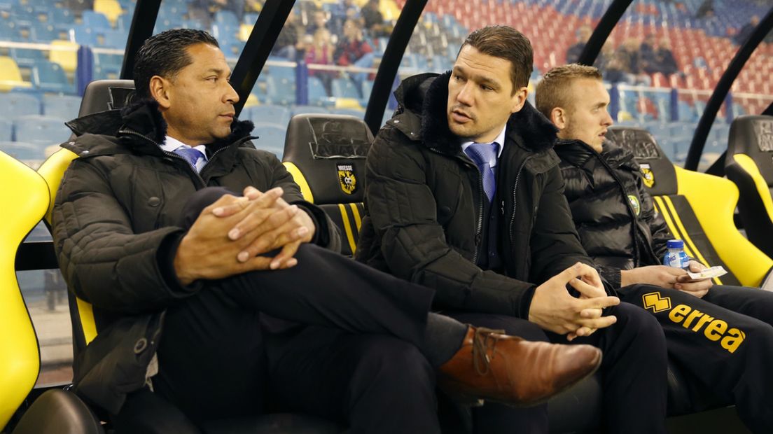 ADO Den Haag-trainer Henk Fraser (l) in de dug-out van Vitesse in het Gelredome