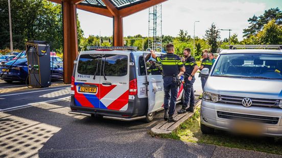Politie arresteert man op carpoolplaats na meerdere aanrijdingen. Politie arresteert man op carpoolplaats na meerdere aanrijdingen.
