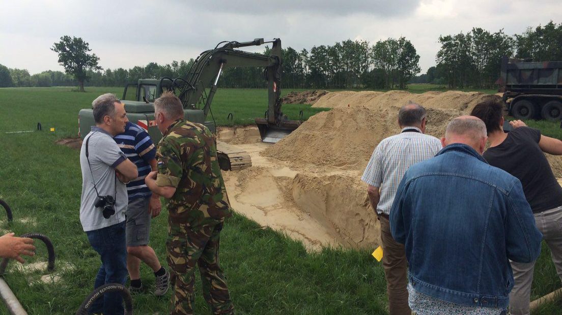 Militairen van de BIDKL graven in het weiland (Rechten: RTV Drenthe/Andries Ophof)