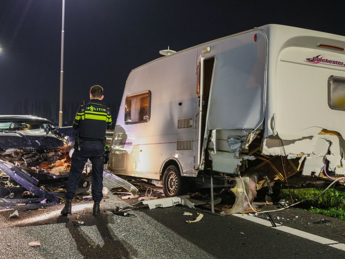 Bij een ongeluk op de A20 bij afslag Maassluis raakte een auto en een caravan zwaar beschadigd.