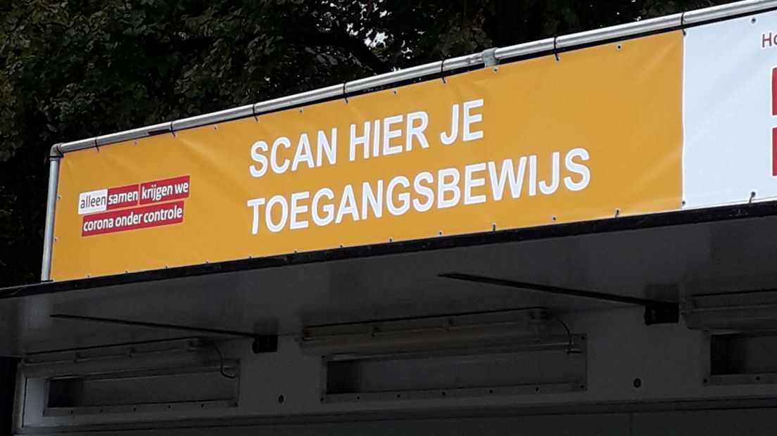 Met de polsbandjes hoeven bezoekers slechts één keer hun QR-code te laten scannen