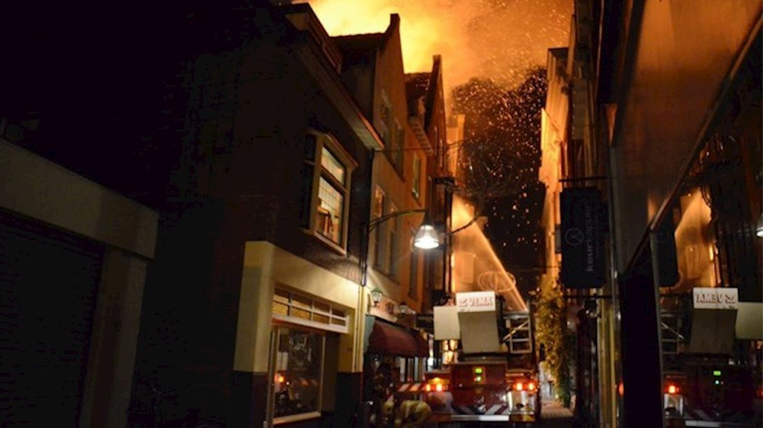 Zeer grote brand in winkelpand binnenstad Deventer, woningen ontruimd