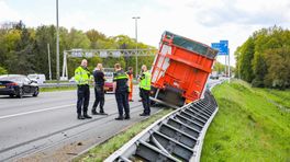 Vrachtwagen rijdt tientallen meters vangrail kapot