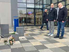 Bloemen bij winkelcentrum na dodelijke schietpartij op parkeerplaats, winkeliers pakken draad weer op
