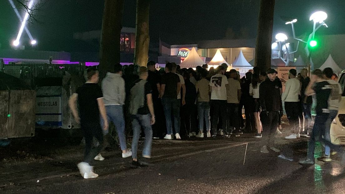 Lange rijen afgelopen zaterdag bij discotheek Index in het Duitse Schüttorf