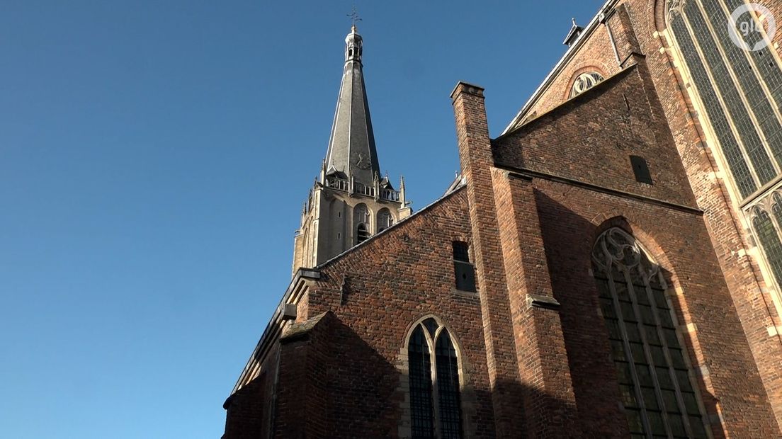 In de muur van de Doesburgse Martinikerk is een steen met een linkerhand gemetseld