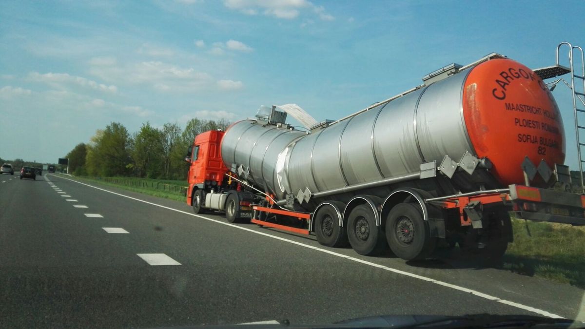 Tankwagen geïmplodeerd op A2 bij Gronsveld