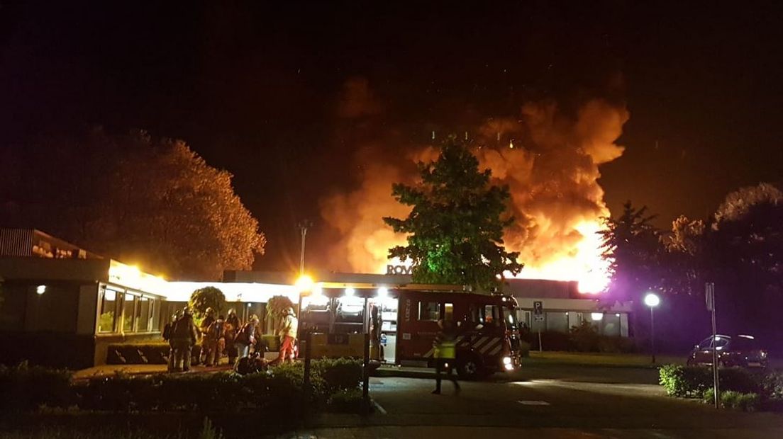 Het pand van opleidingsinstituut ROVC aan de Galvanistraat in Ede is grotendeels door brand verwoest. Vlammen sloegen tientallen meters hoog uit het dak.