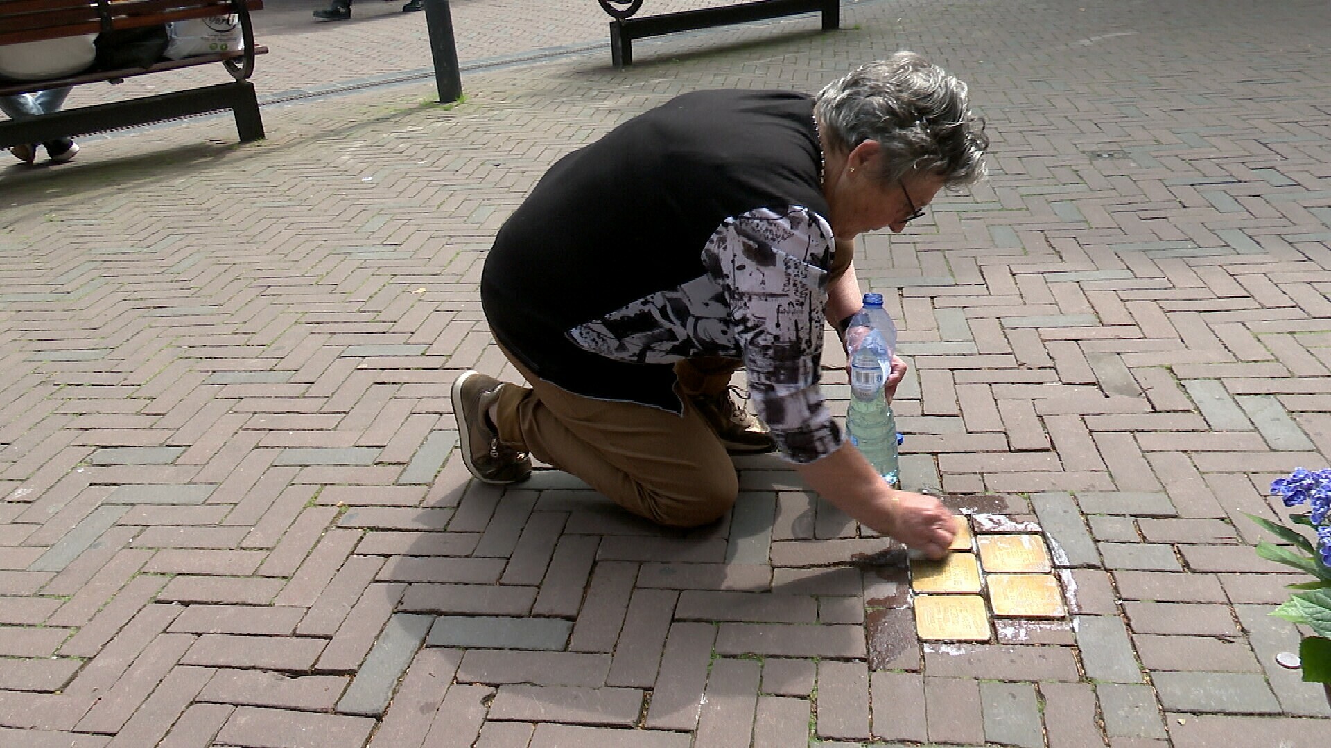 Struikelstenen in Middelburg weer schoongepoetst voor Dodenherdenking