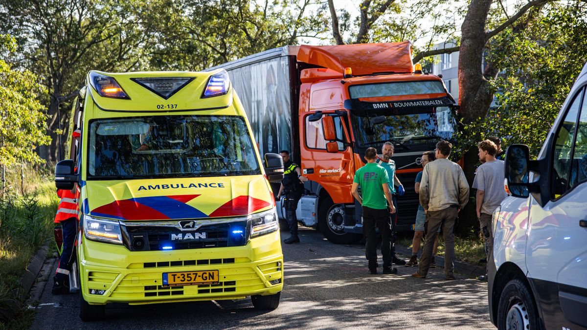 Vrachtwagen rijdt tegen boom in Bolsward: bestuurder zwaargewond