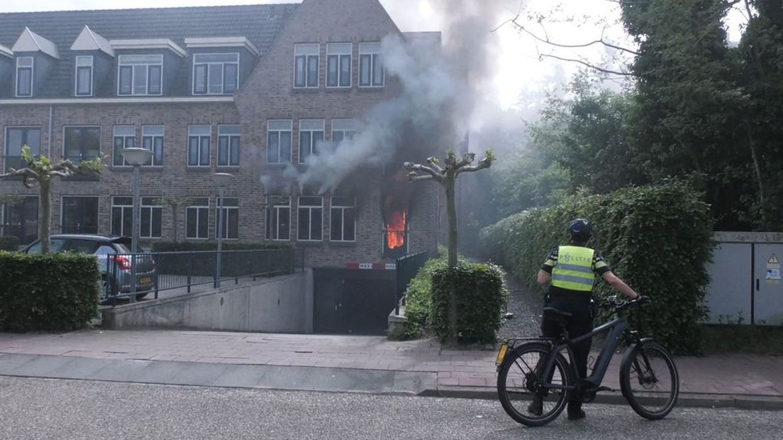 De vlammen sloegen uit de woning in Ermelo.