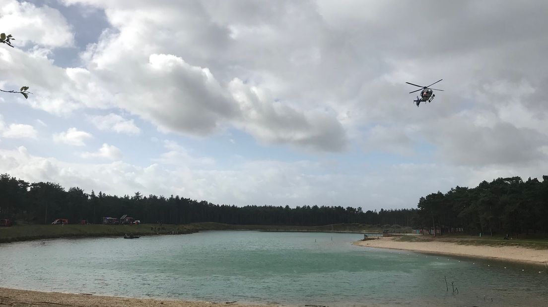 De brandweer is maandagochtend groot uitgerukt voor een persoon die in de Zandenplas bij Nunspeet zou liggen. De zoektocht is inmiddels gestaakt.  De politie denkt dat de 'drenkeling' aan de andere kant van de plas het water is uitgelopen.
