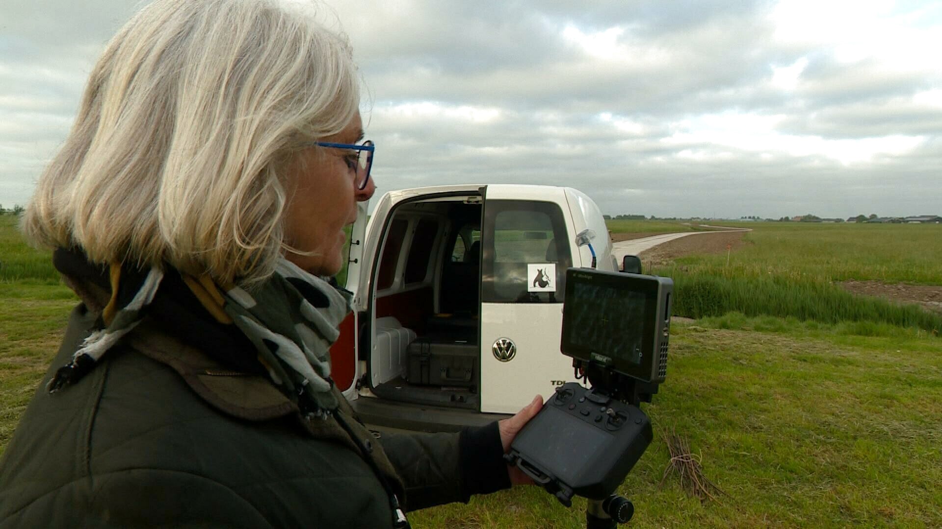 Gini Witteveen is de piloat dy't de drone bestjoert