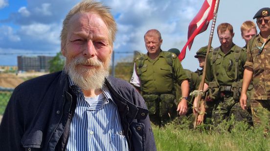 Deze foto van een militair achtervolgt Henry al twintig jaar
