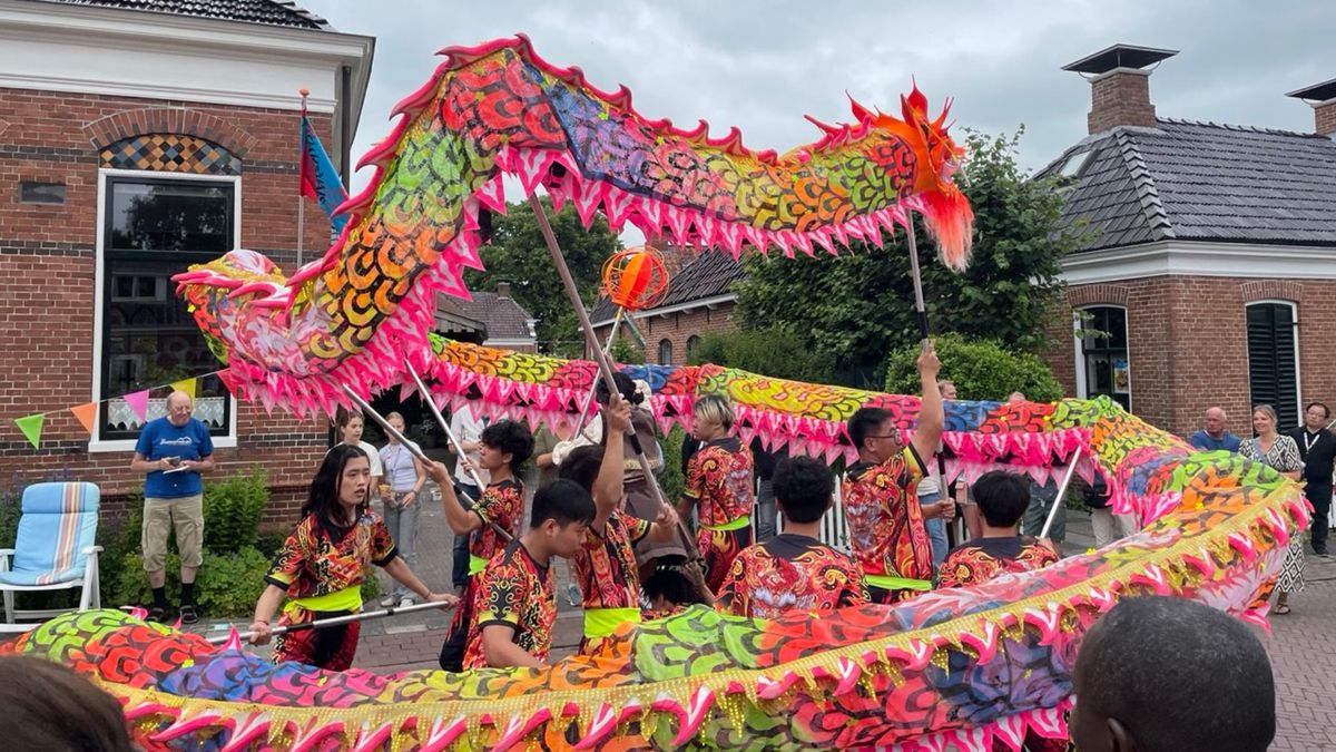 Op Roakeldais verandert de straten van Warffum in een kleurrijke boel