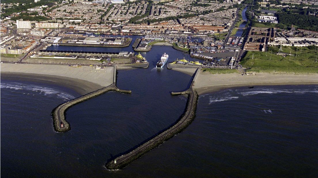 Foto van de haven van Scheveningen met de visafslag.