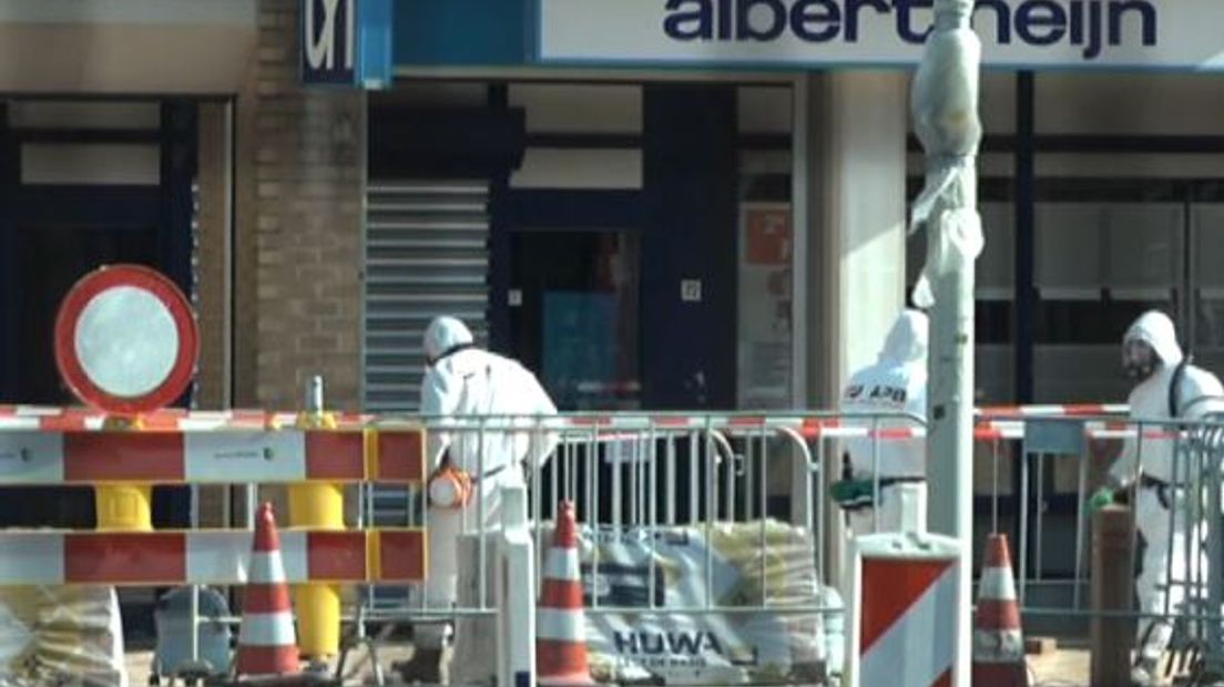 Er komt een strafrechtelijk onderzoek om te achterhalen wie er verantwoordelijk is voor de verspreiding van de asbestdeeltjes op het Callunaplein in Dieren. Dat zegt de gemeente Rheden. Ruim een week geleden werd er asbest gevonden op het winkelplein.