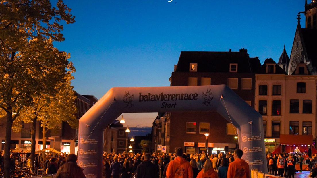 Een jubileum voor de grootste estafetterace ter wereld: de Batavierenrace. Rond 22.30 uur klonk vrijdagavond in Nijmegen het startschot voor de 45ste editie. Aan de race doen 8500 studenten mee. De deelnemers komen zaterdagmiddag aan in Enschede.
