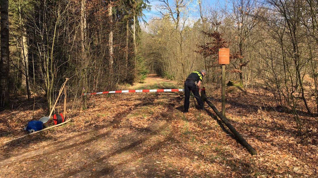 De politie zet het terrein af (Rechten: RTV Drenthe/ Marjolein Lauret)