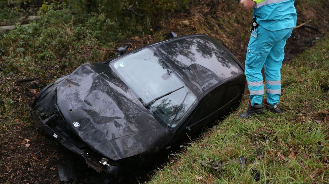 De zwaar beschadigde auto (Rechten: Van Oost Media)