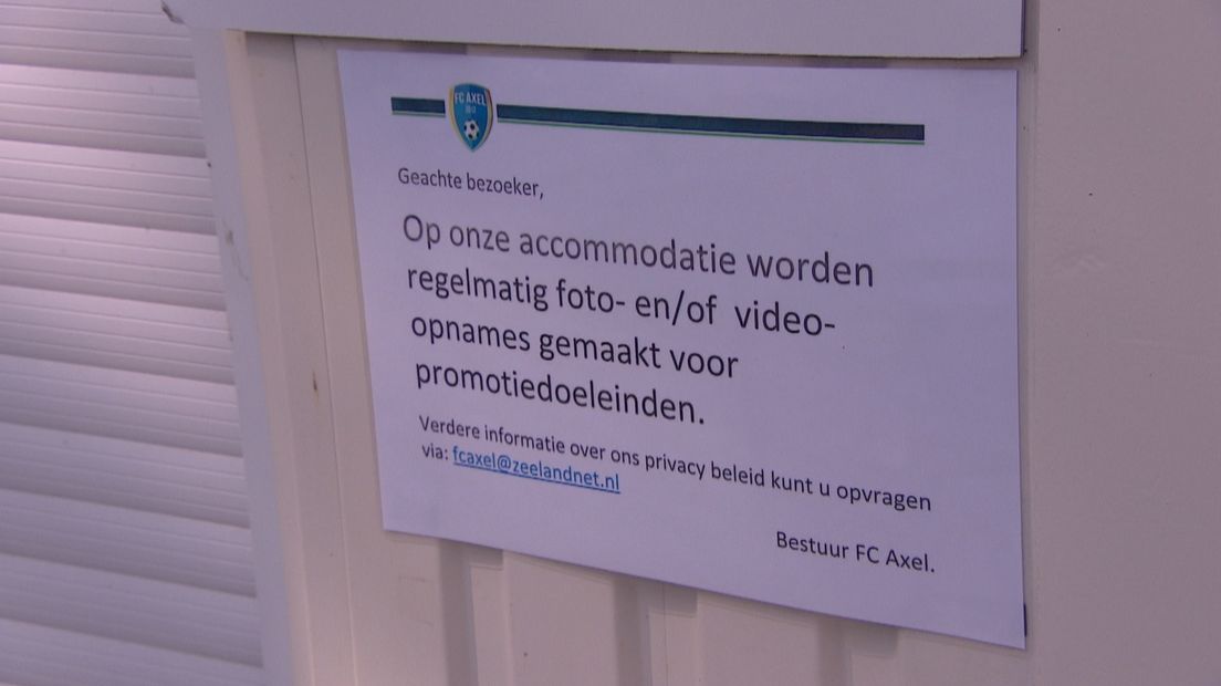 FC Axel probeert bezoekers van het sportpark via aanplakbiljetten te informeren