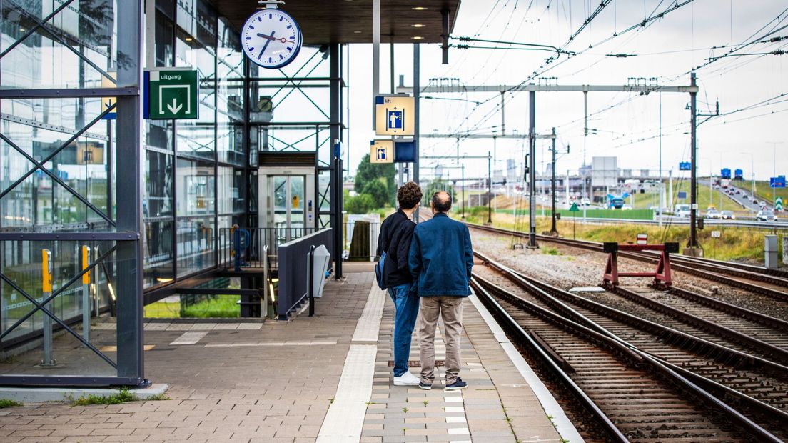 Reizigers wachten tevergeefs op een trein op station Den Haag Ypenburg