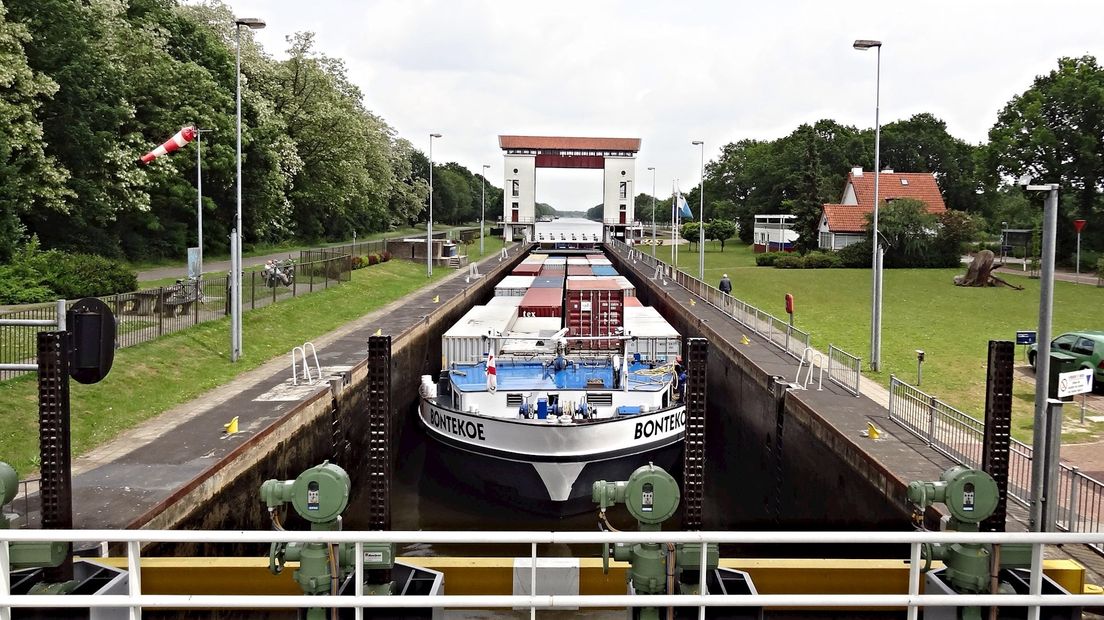 Sluis in het Twentekanaal bij Eefde