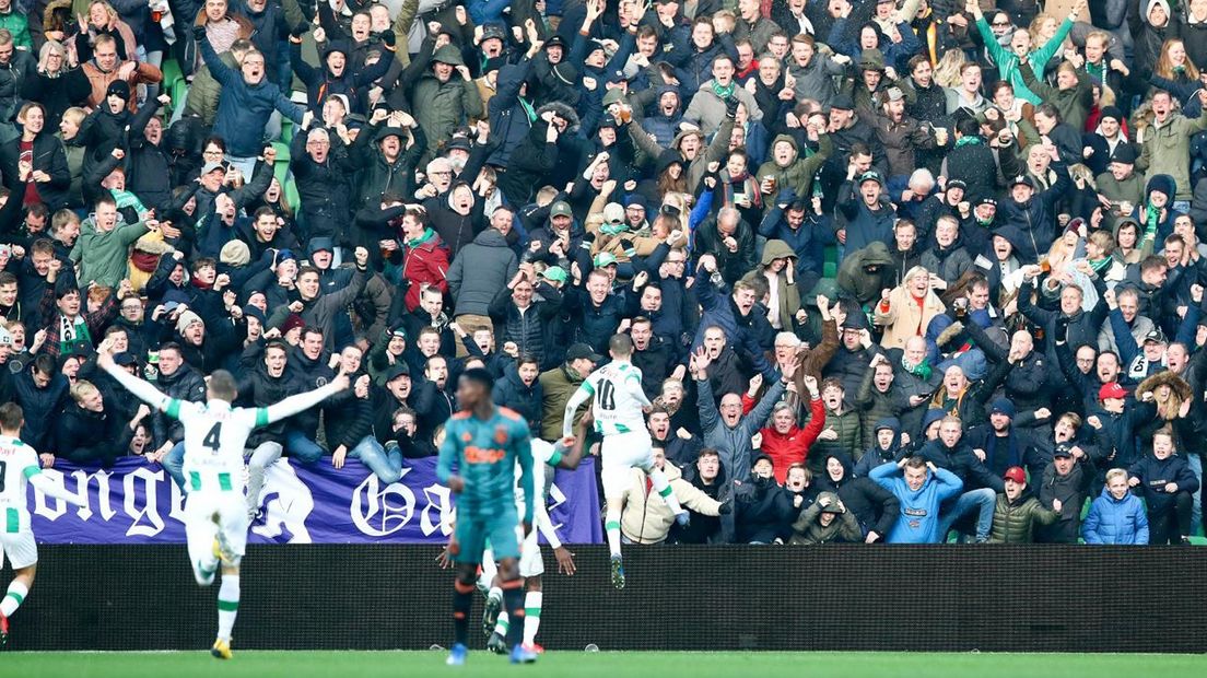 Ramon Pascal Lundqvist (nummer 10) viert zijn goal tegen Ajax met de FC-fans