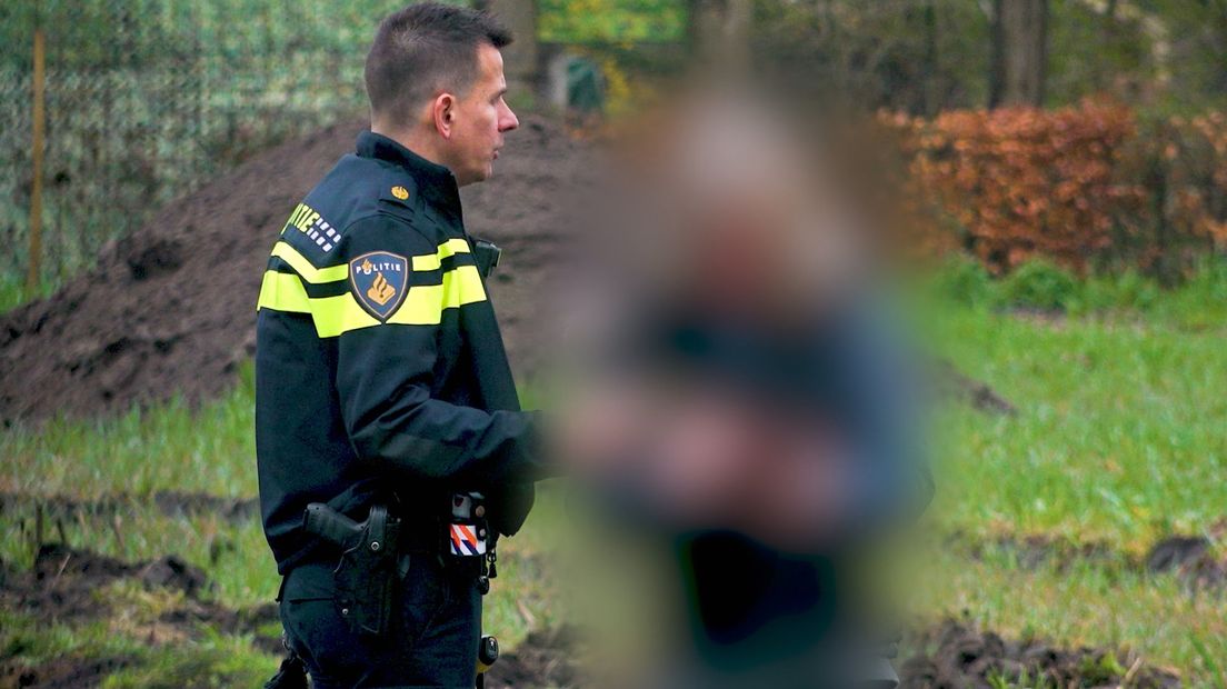 Wijkagent Gerrit-Jan Brinkman in gesprek met een omwonende van het asielhotel in Albergen