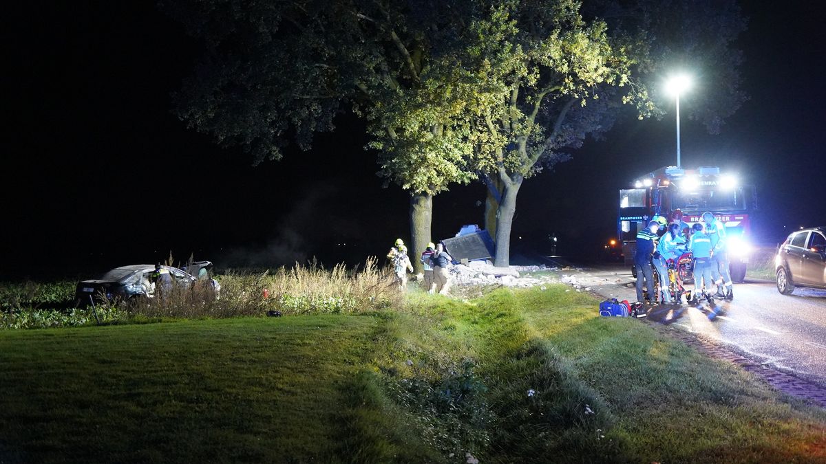 Auto botst tegen kapelletje: bestuurder (23) zwaargewond, kapelletje stort in