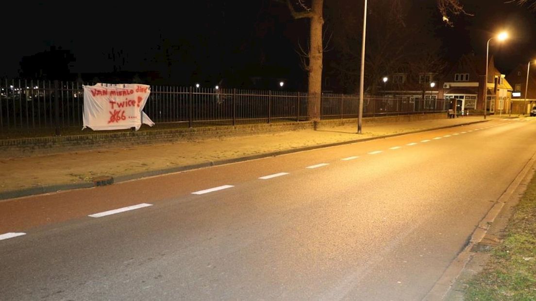 Onbekenden hingen een anti-D66-spandoek op in Enschede