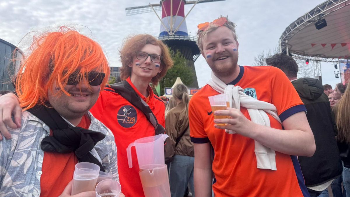 Koningsdag 2026 | Burgemeester in speedo bij buikglijden - 'Al 600 bier op'