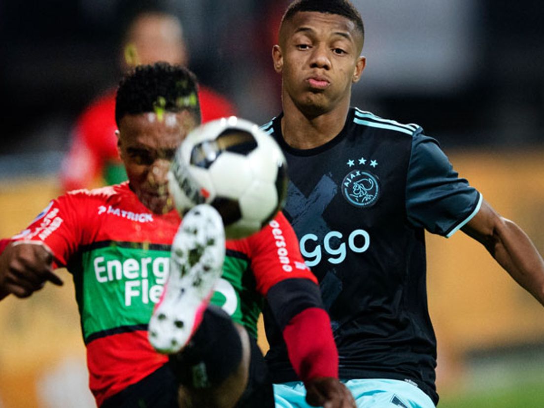 David Neres in duel met Lorenzo Burnet.