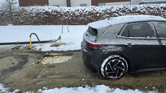 Auto vast in sinkhole