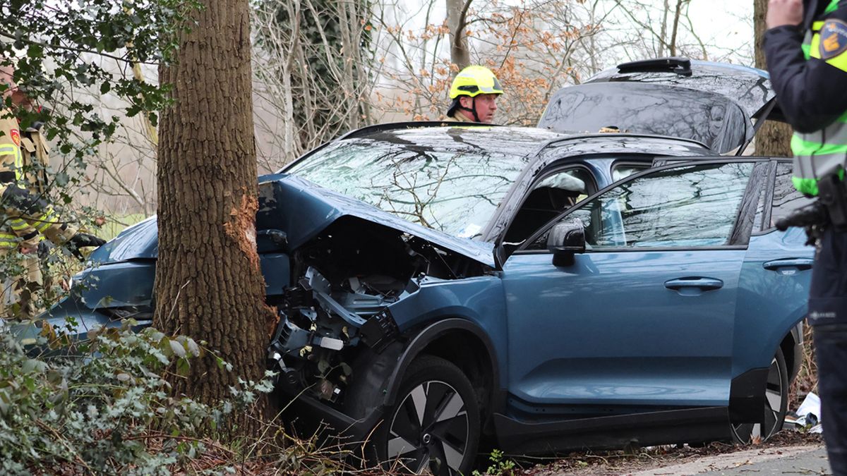 Auto rijdt tegen boom aan, 2 mensen gewond