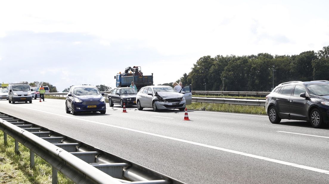 Ongeluk met zes auto's op de A28 tussen 't Harde en Zwolle