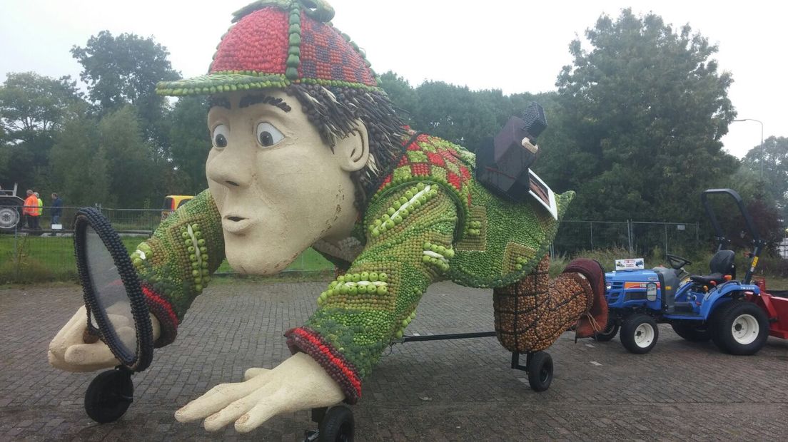 Fruit en groenten schoonmaken en op hun wagens plakken, prikken of steken; Wekenlang hebben de corsoclubs in het Rivierengebied hard gewerkt en zaterdag kon iedereen bij het Fruitcorso in Tiel het eindresultaat bewonderen. Dertien grote wagens en zes jeugdwagens trokken dan door de stad.