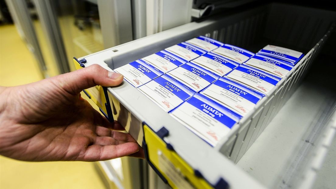 Lade vol medicijnen in een apotheek