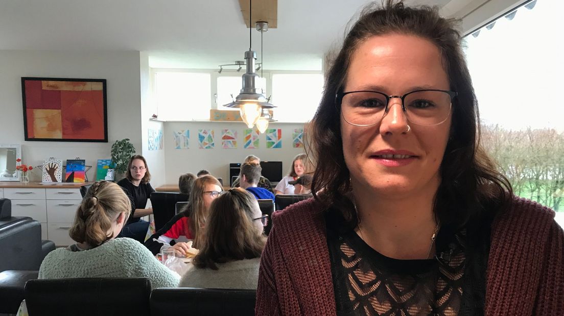 Ouder Karina Everts is maar wat blij dat de weekeindlogeerzorg voor autisten door gaat (Rechten: Serge Vinkenvleugel/RTV Drenthe)
