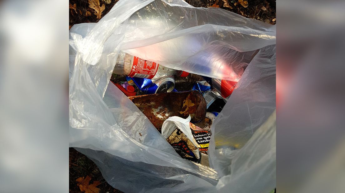 Tassen vol afval worden er uit de struiken geplukt (Rechten: Jasmijn Wijnbergen / RTV Drenthe)
